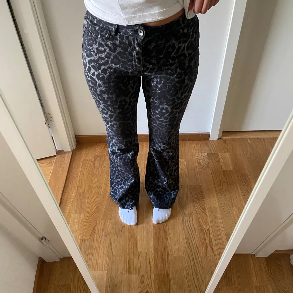 Hej säljer dessa super populära leopard jeans från Calzeondia. Midjemåttet är 75 cm och innerbenets längd är 82cm . Byxorna är i storlek M. Jeans & Byxor.