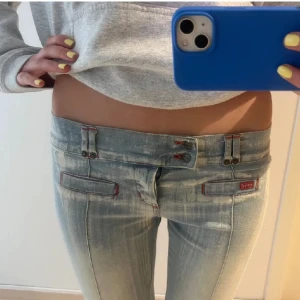 Low Waist jeans  - Supercoola jeans i väldigt fint skick! Köpta på här på Plick nyligen men säljer vidare då dem tyvärr inte passade min stil. Midjemått: 36-38. Materialet är väldigt stretchigt💗 (lånade bilder!!)