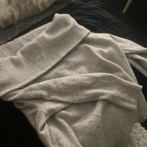 Stickad of shoulder tröja❤️ - En söt stickad of sholder tröja från H&M. Endast använt en gång. I storlek s. Om du är intresserad skriv till mig.💗