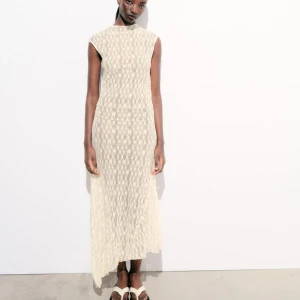 Spetsklänning från Zara - Superfin klänning från zara! Fick hem idag så den är helt ny! Har endast testat på och tyckte inte att den passade mig. Strl:s