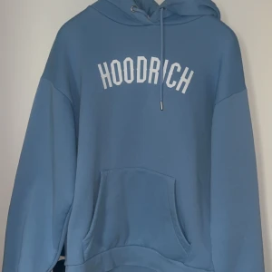 Hoodrich ljusblå - Säljer ljusblå hoodrich, aldrig använt då den är för stor och passar ej mig. Jätte bra skick! Storlek S, köpare står för frakt!❤️Pris kan diskuteras. 