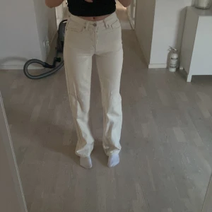 Vita jeans  - Kollar om någon skulle vilja köpa dessa snygga!! Jeans då de är lite för små för mig😢💕 Använda fåtal gånger, ifrån bikbok i storlek 24 längd 32