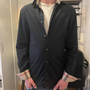 Burberry skjorta Xs - Säljer denna svinfeta burberry skjortan  då jag använder den för sällan. Skick 9/10. Ny pris 5000, säljer för 500!