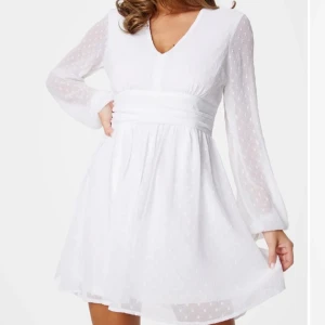 Studentklänning  - Helt ny Dotted Tie Back L/S Chiffon Dress från Bubbleroom. Storlek 32 med prislappen kvar. Nypris 699kr, slutsåld i storlek 32.