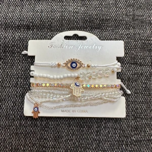 armband  - man får med alla armband som syns på bilden(8st). aldrig använt någon av dom. en är justerbar. skriv privat för flera frågor💕