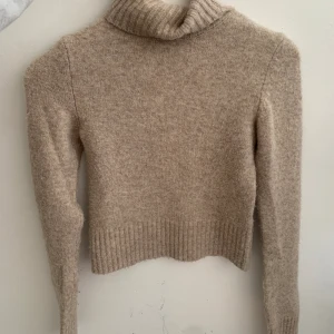 Stickad tröja - Köpt från Zalando. Sitter kroppsnära och har endast använts ett fåtal gånger och är i fint skick, skriv för fler bilder eller andra frågor!💞