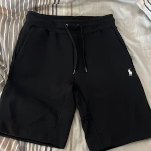 Ralph lauren shorts - Har bara använt dom här 1 gång och är lite små på mig