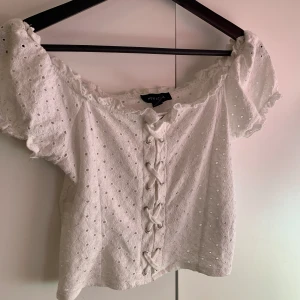 Vit topp - Offshoulder topp med knytdetaljer på framsidan:)