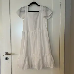 Nu säljer jag en vit klänning från H&M i storlek 158. Är använd 1 gång. Perfekt nu till sommaren. Den har dubbellager. Säljer då den inte kommer till användning. Vet tyvärr inte ordinarie pris men säljer för 200kr.