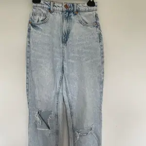 Jeansen är använda ett fåtal gånger och är i bra skick. Dem är ifrån new yorker och i storlek XS. Perfekta för dig som gillar sådana jeans.