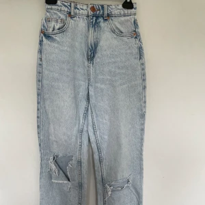 Ljusa jeans med hål på knäna - Jeansen är använda ett fåtal gånger och är i bra skick. Dem är ifrån new yorker och i storlek XS. Perfekta för dig som gillar sådana jeans.