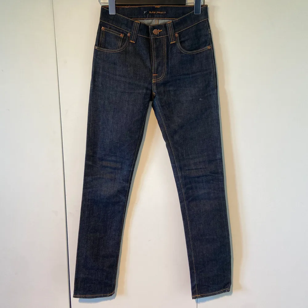 Nudie Jeans  |  Skicket: 9,5/10 Sprillans nya men utan lappar!  |  Storlek : W28  |  Nypris: 2200 ungefär   |Vårat pris: 399kr!  |  Model: ”Long John”  |  Har du några som helst frågor skicka ett DM så svarar vi inom kort! Priset är ej hugget i sten!. Jeans & Byxor.