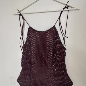 Sequin topp - Topp med strass och justerbara axelband
