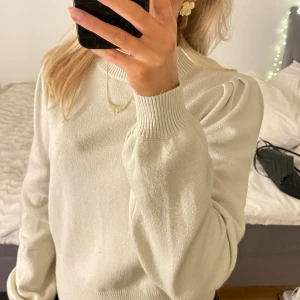 Stickad tröja  - Tröjan har detaljer på axlarna vilket gör den mer unik! Färgen är mer krämvit. Den har används några gånger och är därför lite nopprig, men annars absolut inga fel! 💛