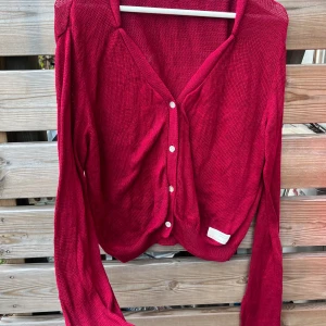 Super fin bomullskofta från Odd Molly stl 3 (M-L) - Knappt använd kofta i hallonröd/röd färg och extra lång ärmar samt fantastiska pärlemorknappar och detaljer. Stilren men ändå med det lilla extra. I min mening en ganska liten stl, märkt stl 3. Snygg till både jeans el klänning