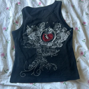 Linne med bling  - Ett jättefint linne med väldigt fina detaljer  