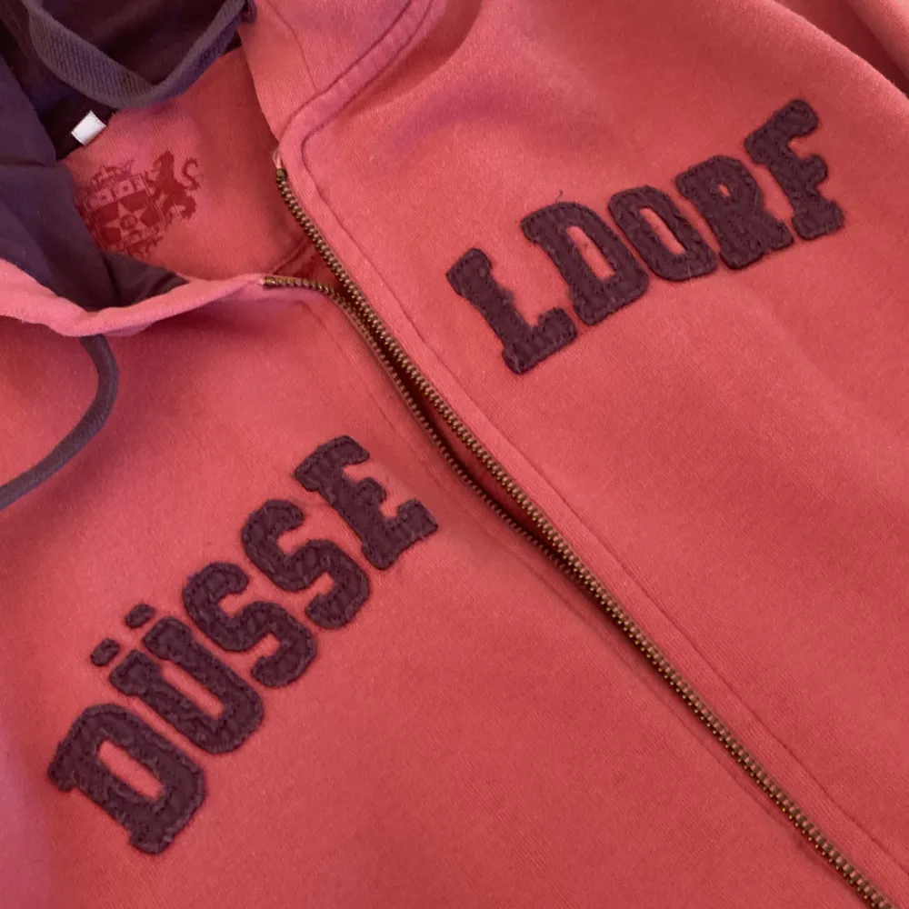 Retro ”Düsseldorf” zip up hoodie från märket cut for friends! Lite nopprig på insidan men det gör bara så den blir skönare enligt mig! Annars inga defekter💗köpt för 250 kr och säljer då för 200 men kan tänka mig att sänka pris💗. Hoodies.