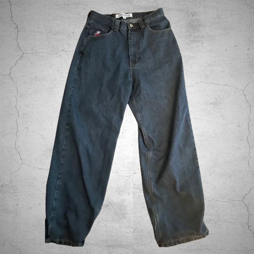 Hej! Säljer mina mörkblåa bigboy jeans, de är i storlek M men passar även large pågrund av den baggy passformen. (Kom pm för mer bilder och frågor). Jeans & Byxor.