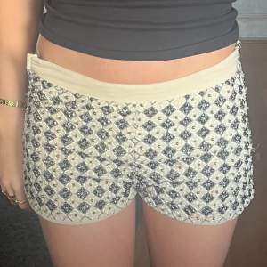paljett (?) shorts, se bild 2 för bättre bild på tyget. 💗tryck gärna köp nu!💗