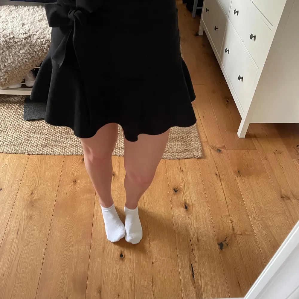 Fin kjol från Zara med rosett och volanger nedtill. Den har inbyggda shorts. . Kjolar.