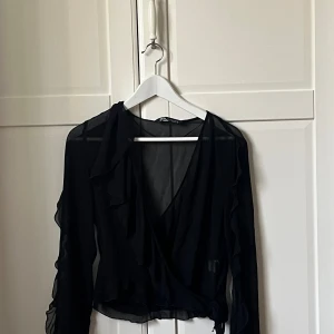 Zara blus med volanger - Mesh blus från Zara med volanger och v-ringning. Aldrig använd 