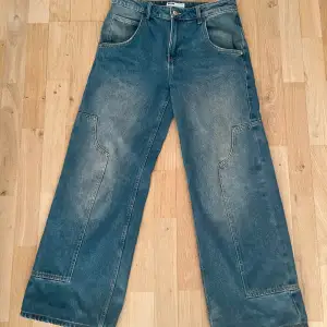 Jeans från Bershka som är ganska använda. Säljer för att dom är för stora i midjan och inte kommer till användning 💔köpta för 379kr