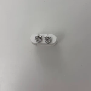 Örhängen - Jättesöta silvriga örhängen som är aldrig använda!! Rengör alla smycken innan jag skickar dem!!