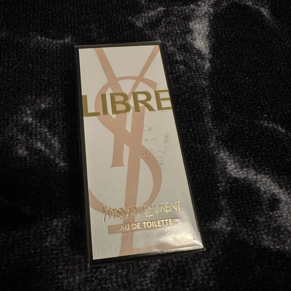 Säljer en helt OÖPPNAD Yves Saint Laurent parfym till kvinnor.   Nypris: 999kr Volym: 50ml. Övrigt.