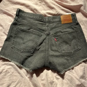 Levis shorts - Använda 1 gång, jättefina men tyvärr för små för mig🥰