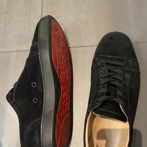 Louboutin  - Säljer mina riktigt feta Louboutin skor perfekta för sommaren äkta såklart storlek 43 skriv vid minsta lilla fundering