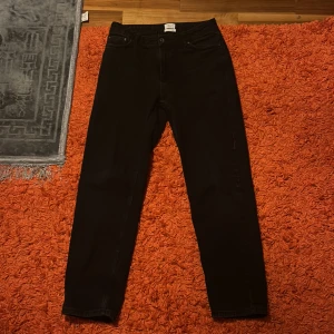 Svarta jeans  - Hej säljer mina svarta jeans som är i loose fit de är inte jätte baggy men de är inte skinny heller. Säljer på grund av att dom blivit för små. Den fjärde bilden är en bild på hur jeansen sitter. 