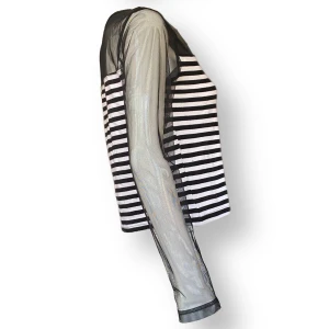 Tröja  - En unik tröja i fint skick, mesh ärmar. Från Miss Teen, storlek 170. 100% bomull. Tröjan är lite förstor för dockan som använder XS. MÅTT: Axel till axel 37cm, ärmlängd 60cm, armhåla till armhåla 46cm & längd cirka 48cm 