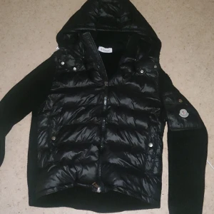Moncler cardigan  - En snygg najs Jacka för sommaren och våren säljer pågrund av att den är för liten skick 9/10 kan vara öppen för byten skriv ifall ni vill byta mot något.