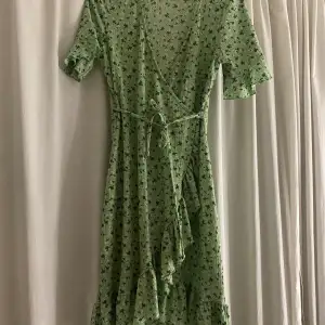 Säljer denna super fina klänningen från Vero Moda i storlek S! Den är endast använd en gång💓