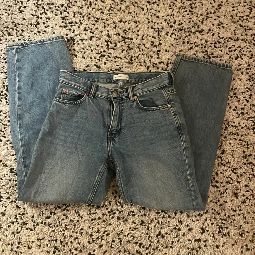 Superfina lågmidjade blåa jeans från Gina tricot. Använd fåtal gånger superfint skick. Säljer pga av de inte kommer till användning.💕. Jeans & Byxor.