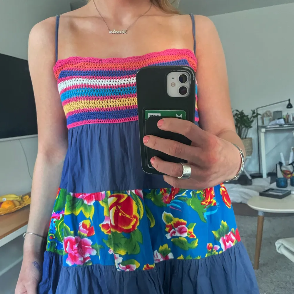 Så fin sommarklänning, vintage. Köpt på marknad på Mallis för några år sedan! Går att anvönda både med och utan banden, klänningen går precis vid knäna, skriv för fler bilder! . Mekot.
