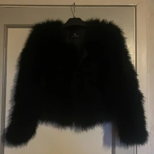 Svart pälsjacka  - Säljer nu denna super snygga pälsjacka från Chelsea! 💓 Storlek M 