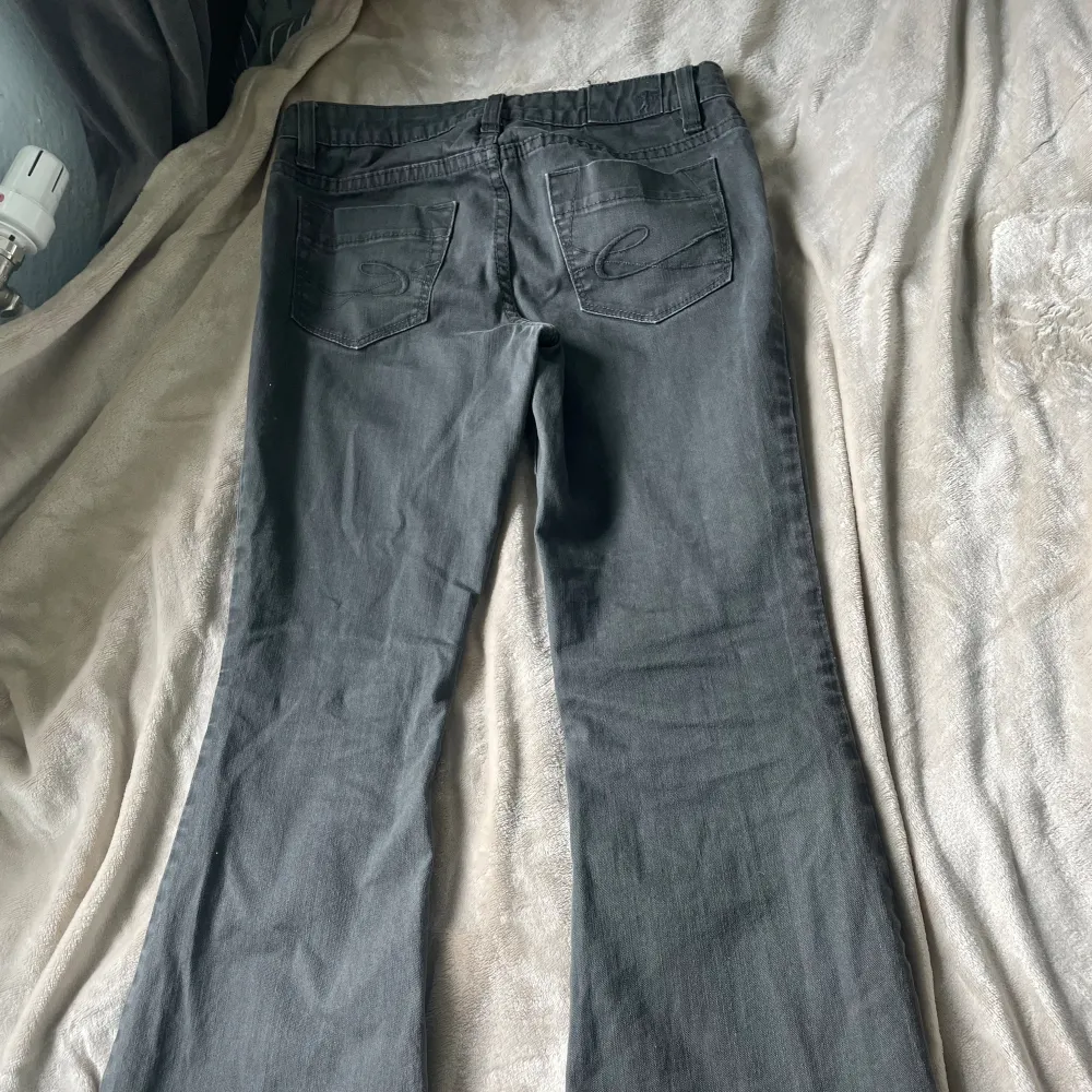 Lågmidjade utsvängda gråa jeans. Inga defekter, säljer då de inte kommer till användning. Midjemått: ca 39 cm Innerbenslängd: ca 73 cm Midjehöjd/gren: ca 19 cm Jag är 163 cm för referens 💕. Jeans & Byxor.