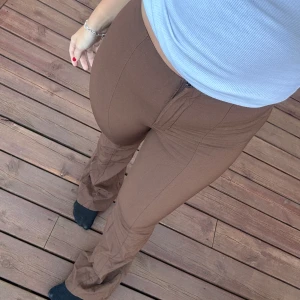 Bruna kostymbyxor  - Säljer dessa bruna kostymbyxor i en bootcutmodell, supernajs! Obs ej strykta på bilden!!