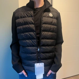 Moncler cardigan - Hej! Säljer nu min helt oanvända cardigan med alla original taggar o lappar. Storleken är L men passar även XL. Priset går att diskutera. 