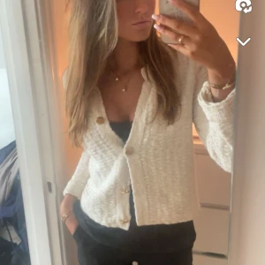 Kofta  - Vit kofta med guld knappar 