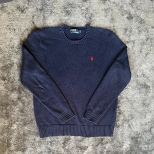 Ralph Lauren tröja - Säljer min feta stickade Ralph lauren tröja i storlek S. Den är mörkblå i fint skick och självklart äkta.   Skriv om ni har frågor:)