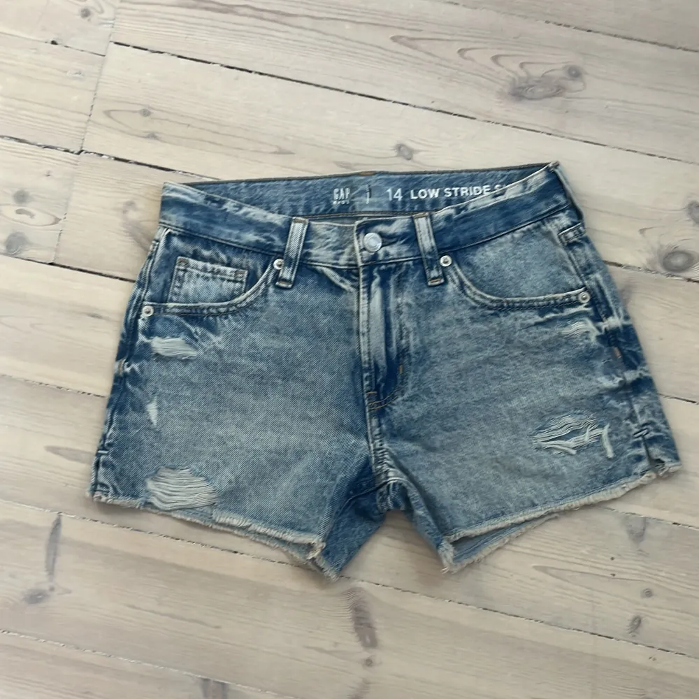 Säljer dom här jätte snygga shortsen, som jag aldrig har använt för att dom är för små. De är köpta i USA från GAP. Shorts.