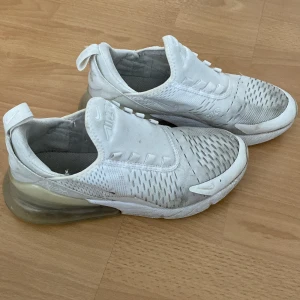Nike 270 - Säljer dessa ganska slitna skorna därav priset. De är ganska smutsiga men det kan nog gå att tvätta bort