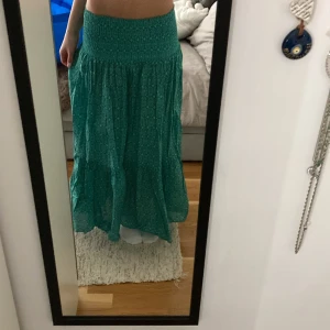 Maxi kjol - Säljer min super fina långkok från zara då den har blivit för kort🩷endast använd en gång💗jag är 174🩷ny pris 599