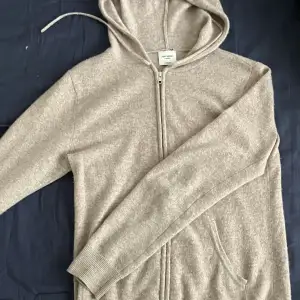 Säljer min supersnygga John Henric Kashmir zip hoodie i storlek S då den har blivit för liten. Den är i bra skick och måttligt använd.