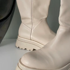 Snygga beige stövlar - Supersnygga stövlar från NA-KD med nypris 1200 kr. Knappt använda därav väldigt fint skick. Stl. 38-39 och sitter väldigt skönt. 