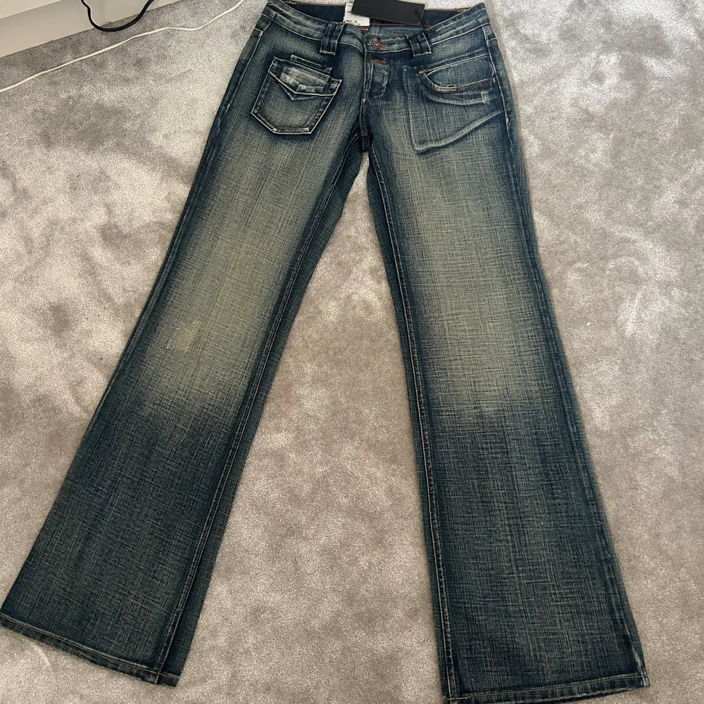 Lågmidjade vintage bootcut jeans från bigstar💖💖med lappar kvar! Strlk W28 L32 men d är små i storleken! Mått: midja rakt över: 36,5cm innerben: 80cm❤️‍🔥. Jeans & Byxor.