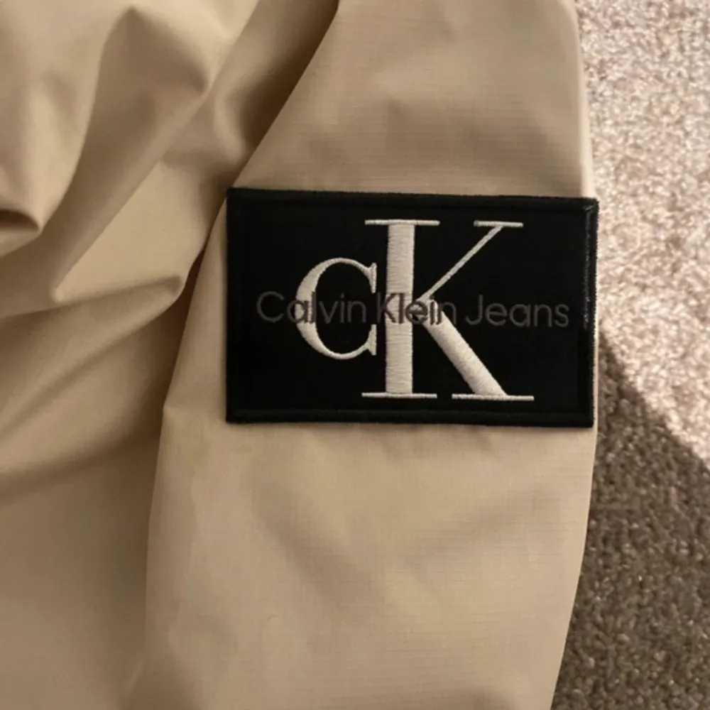 Säljer min Calvin Klein jacka, då den inte kommer till användning längre. Ny pris är 1600 kr. Den är använd tre till fyra gånger. Inga defekter. Pris kan diskuteras. . Jackor.