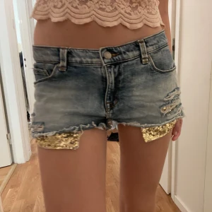 Lågmidjade jeansshorts ltb  - Såå snygga ljusblå lågmidjade jeansshorts med så coola paljettdetaljer, dom har en liten fläck eller om det är missfärgat eller blekt (se sista bilden) men det syns inte❤️